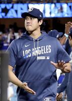 　チームメートを出迎え、ベンチに戻るドジャース・大谷＝ロサンゼルス（共同）