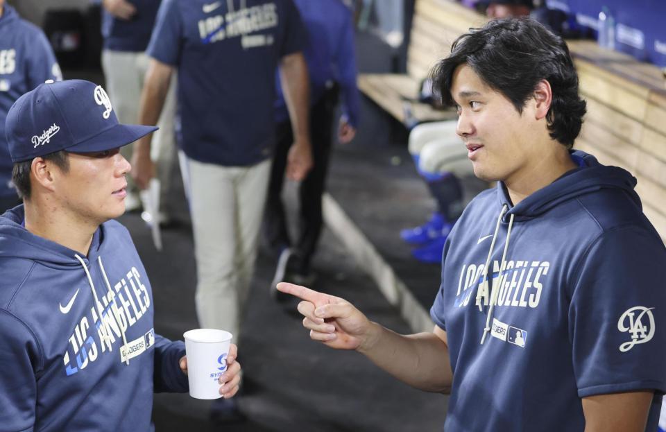 　ジャイアンツ戦のベンチで話すドジャース・大谷（右）と山本＝ロサンゼルス（共同）