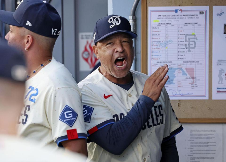 　ジャイアンツ戦に臨むドジャースのロバーツ監督＝ロサンゼルス（共同）