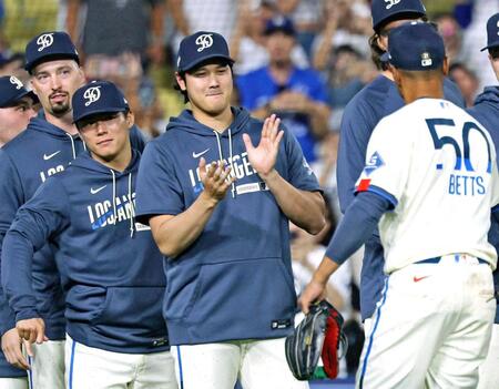 　勝利し、チームメートを迎える大谷（中央）、山本ら（ゲッティ＝共同）