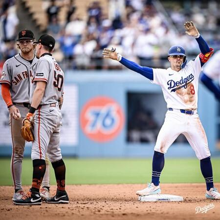 適時二塁打を放ちポーズを決めるキケ・ヘルナンデス（ロサンゼルス・ドジャース提供）