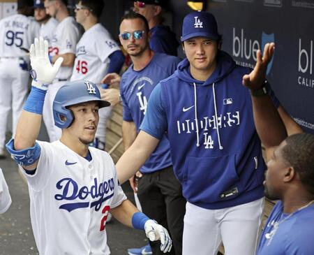 　ジャイアンツ戦の６回、本塁打を放ったエドマン（左）を迎えるドジャース・大谷＝ロサンゼルス（共同）