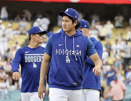 　チームメートを出迎え、ベンチに戻るドジャース・大谷＝ロサンゼルス（共同）