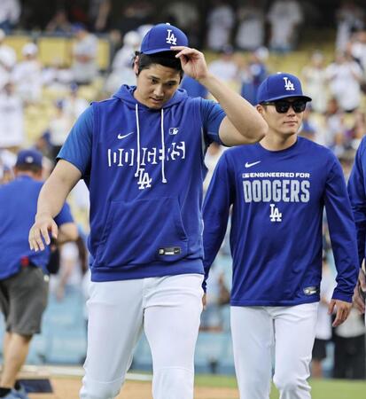 　チームメートを出迎え、ベンチに戻るドジャース・大谷（左）と山本＝ロサンゼルス（共同）