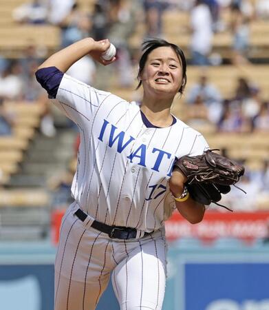 　ドジャース－ジャイアンツ戦で始球式を務める花巻東高の寺本悠里さん＝ロサンゼルス（共同）