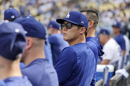 　ジャイアンツ戦の９回、ベンチで試合を見るドジャース・山本＝ロサンゼルス（共同）