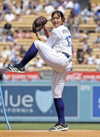 　ドジャース－ジャイアンツ戦で始球式を務める花巻東高の寺本悠里さん＝ロサンゼルス（共同）