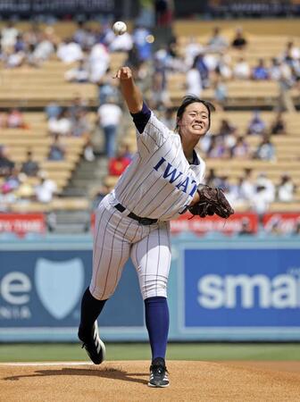 　ドジャース－ジャイアンツ戦で始球式を務める花巻東高の寺本悠里さん＝ロサンゼルス（共同）