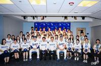 岩手県の高校生と交流した大谷と佐々木（ロサンゼルス・ドジャース提供）