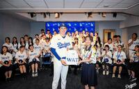高校生と交流し笑みを浮かべる佐々木（ロサンゼルス・ドジャース提供）