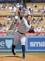 　ドジャース－ジャイアンツ戦で始球式を務める花巻東高の寺本悠里さん＝ロサンゼルス（共同）