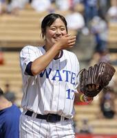 　ドジャース－ジャイアンツ戦で始球式を務める花巻東高の寺本悠里さん＝ロサンゼルス（共同）