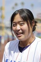 　ドジャース－ジャイアンツ戦の始球式を前に、取材に応じる花巻東高の寺本悠里さん＝ロサンゼルス（共同）