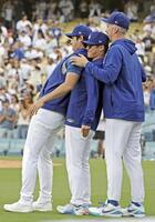　ジャイアンツに勝利し、チームメートを迎えに出たドジャース・大谷（左）、山本（中央）＝ロサンゼルス（共同）
