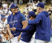 　ジャイアンツに勝利し、チームメートを迎えに出たドジャース・大谷（左）、山本（中央）＝ロサンゼルス（共同）