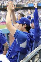 　ジャイアンツ戦の６回、エドマンの本塁打を喜ぶドジャース・大谷＝ロサンゼルス（共同）