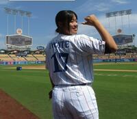 始球式で快速球を披露した寺本悠里さん（撮影・小林信行）