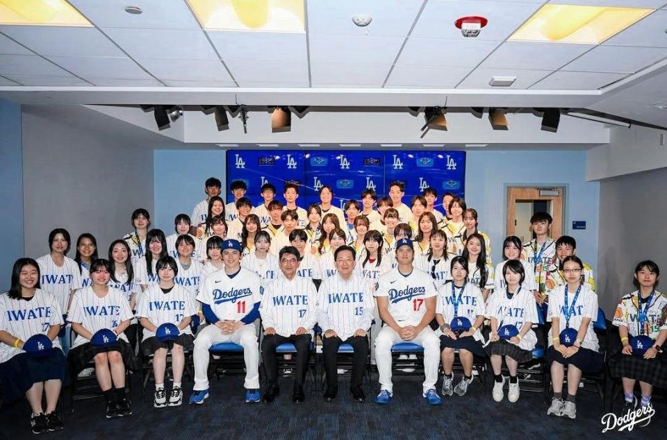 岩手県の高校生と交流した大谷と佐々木（ロサンゼルス・ドジャース提供）