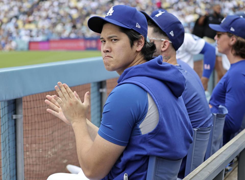 　ジャイアンツ戦の６回、ベンチで試合を見るドジャース・大谷＝ロサンゼルス（共同）