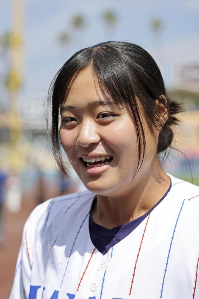 　ドジャース－ジャイアンツ戦の始球式を前に、取材に応じる花巻東高の寺本悠里さん＝ロサンゼルス（共同）