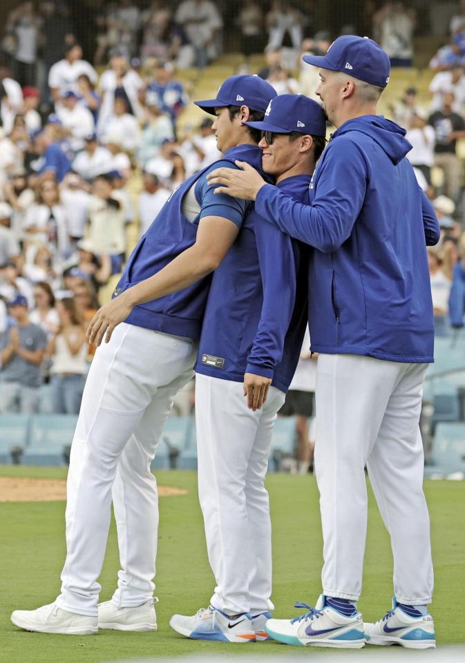 　ジャイアンツに勝利し、チームメートを迎えに出たドジャース・大谷（左）、山本（中央）＝ロサンゼルス（共同）