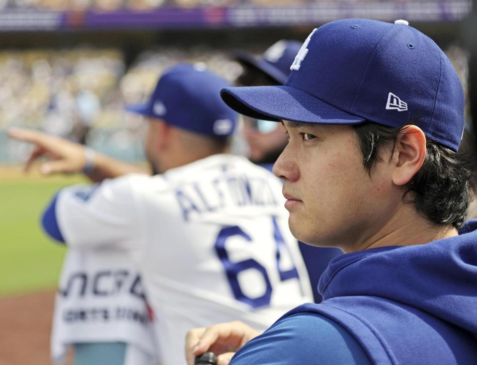 　ジャイアンツ戦の５回、ベンチで試合を見るドジャース・大谷＝ロサンゼルス（共同）