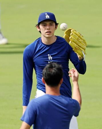 　キャッチボールするドジャース・佐々木朗（共同）