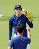　キャッチボールするドジャース・佐々木朗（共同）
