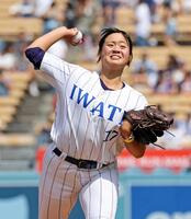 　始球式を務める花巻東高の寺本悠里さん（共同）