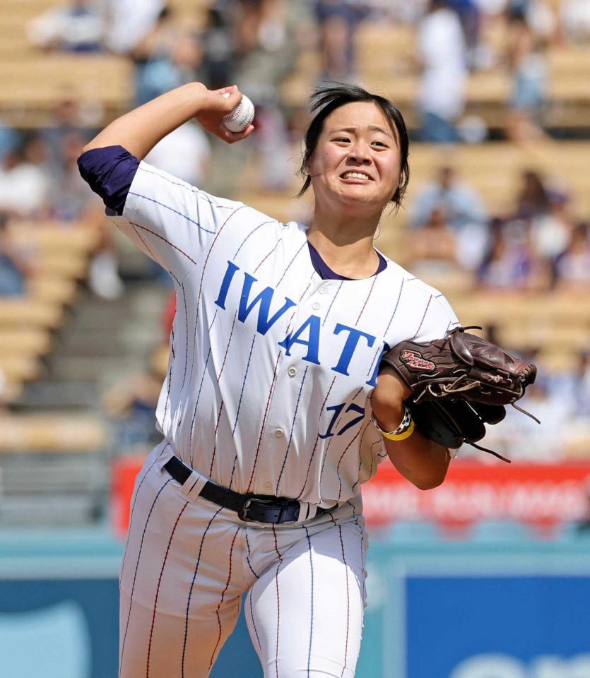 　始球式を務める花巻東高の寺本悠里さん（共同）