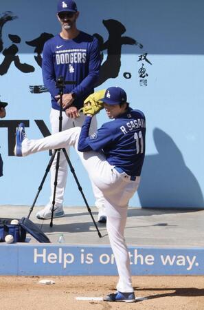 　ブルペンで投球練習するドジャース・佐々木朗＝19日、ロサンゼルス（共同）