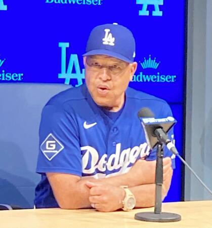 大谷の先発復帰について語るロバーツ監督（撮影・小林信行）
