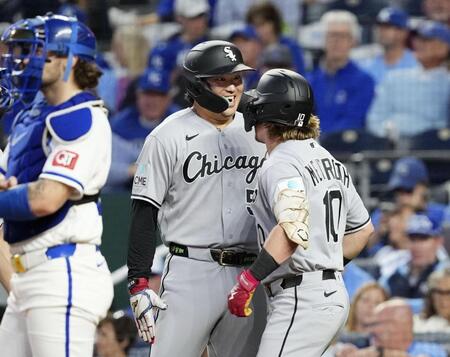 　ロイヤルズ戦の３回、３ランを放ったマイドロス（右）を笑顔で迎えるホワイトソックスの一走村上＝カンザスシティー（共同）