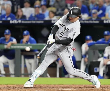 　ロイヤルズ戦の７回、33号２ランを放つホワイトソックス・村上＝カンザスシティー（共同）