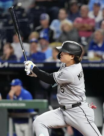 　ロイヤルズ戦の７回、33号２ランを放つホワイトソックス・村上＝カンザスシティー（共同）