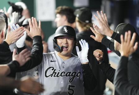　ロイヤルズ戦の７回、33号２ランを放ちチームメートに迎えられるホワイトソックス・村上＝カンザスシティー（共同）