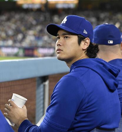 　パドレス戦の７回、試合を見守るドジャース・大谷＝ロサンゼルス（共同）
