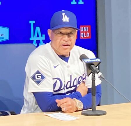 試合後、佐々木について語るロバーツ監督（撮影・小林信行）