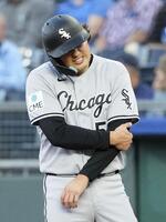 　ロイヤルズ戦の１回、死球を受けたホワイトソックス・村上＝カンザスシティー（共同）