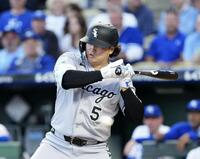 　ロイヤルズ戦の１回、死球を受けるホワイトソックス・村上＝カンザスシティー（共同）