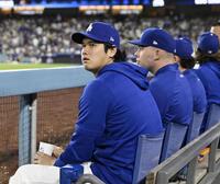 　パドレス戦でベンチのドジャース・大谷＝ロサンゼルス（共同）