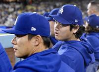 　パドレス戦の８回、山本（左）に話しかけるドジャース・大谷＝ロサンゼルス（共同）