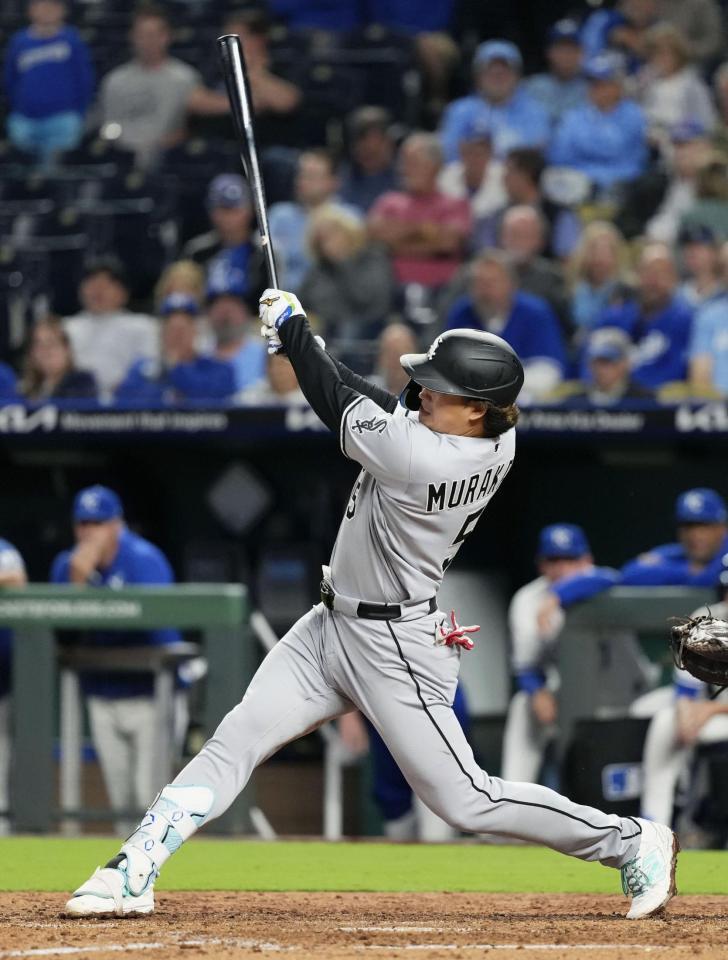 　ロイヤルズ戦の７回、33号２ランを放つホワイトソックス・村上＝カンザスシティー（共同）