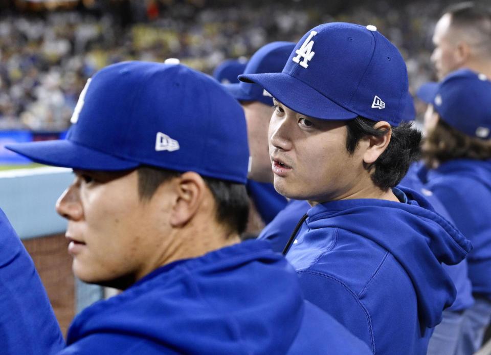 　パドレス戦の８回、山本（左）に話しかけるドジャース・大谷＝ロサンゼルス（共同）