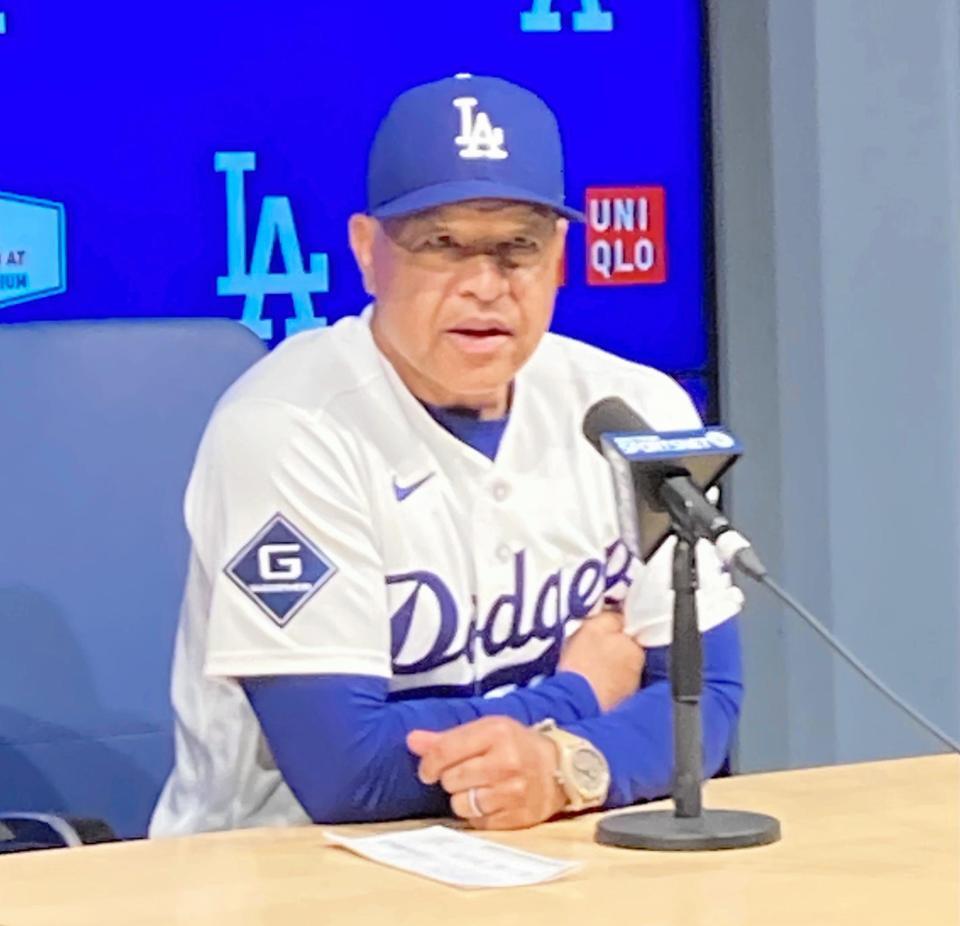 試合後、佐々木について語るロバーツ監督（撮影・小林信行）