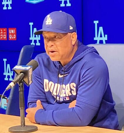 試合前会見で報道陣の質問に答えるロバーツ監督（撮影・小林信行）