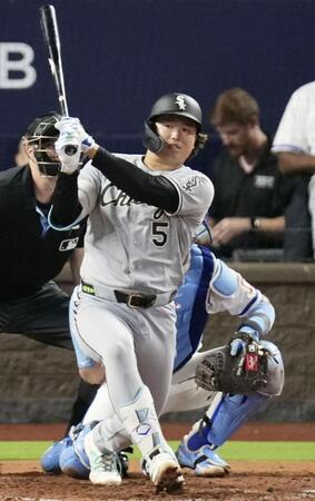 　ロイヤルズ戦の３回、右翼線に適時二塁打を放つホワイトソックス・村上＝カンザスシティー（共同）