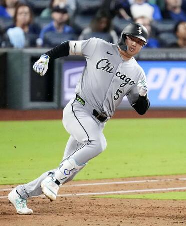 　ロイヤルズ戦の３回、右翼線に適時二塁打を放ち、塁を回るホワイトソックス・村上＝カンザスシティー（共同）