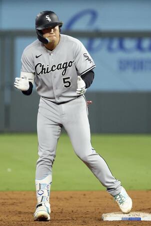 　ロイヤルズ戦の３回、適時二塁打を放ち喜ぶホワイトソックス・村上＝カンザスシティー（ゲッティ＝共同）