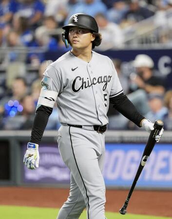 　ロイヤルズ戦の８回、見逃し三振に倒れたホワイトソックス・村上＝カンザスシティー（共同）